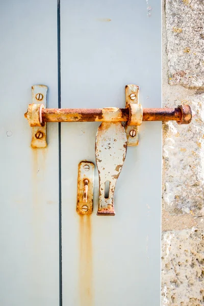 Vieille Serrure Rouillée Sur Une Porte Bois Blanc — Photo