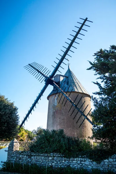 フランスのRe島にある古い伝統的な風車 — ストック写真