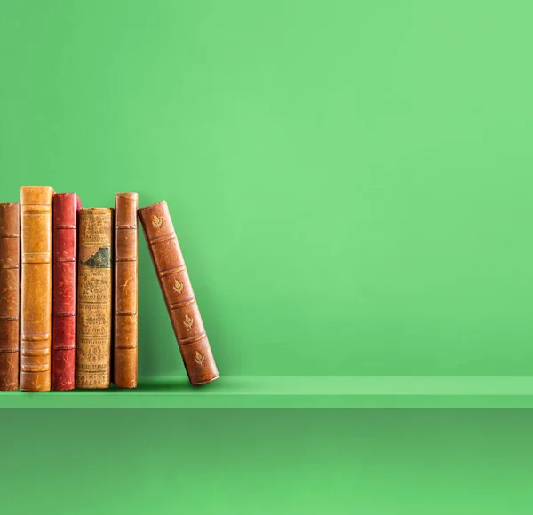 緑の棚に古い本の行 スクエアシーンの背景 — ストック写真