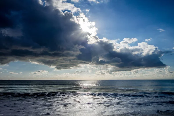 Prachtig Bewolkt Zeezicht Vanaf Een Strand Bij Zonsondergang — Stockfoto