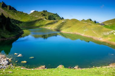 Grand-Bornand, Haute-savoie, Fransa 'daki Lac De Lessy ve Dağ manzarası