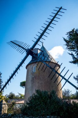 Fransa 'nın Re Adası' ndaki eski geleneksel rüzgar gülü