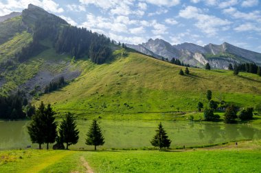 La Clusaz, Haute-savoie, Fransa 'da Kapalı Göl ve Dağ manzarası