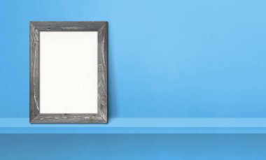 Mavi bir rafa yaslanmış ahşap resim çerçevesi. 3 boyutlu illüstrasyon. Boş model şablonu. Yatay Pankart