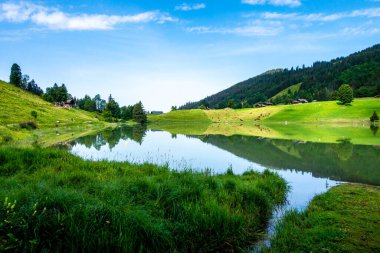 La Clusaz, Haute-savoie, Fransa 'da Kapalı Göl ve Dağ manzarası