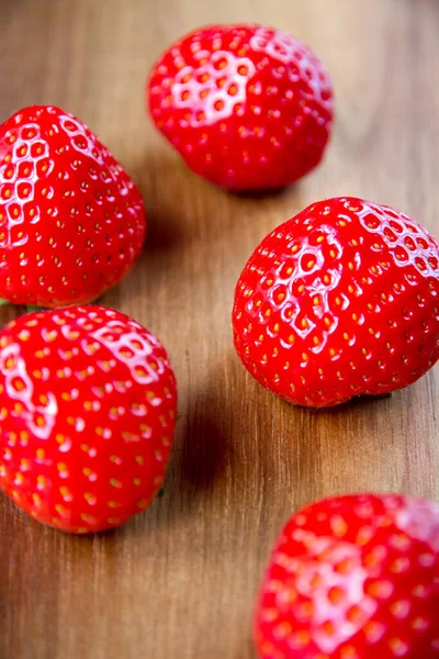 Strawberries Wooden Cutting Board Closeup View — Stock Photo, Image