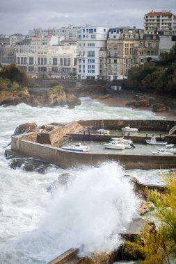 Fırtına sırasında Biarritz 'in sahil ve deniz kıyısında. panoramik manzara