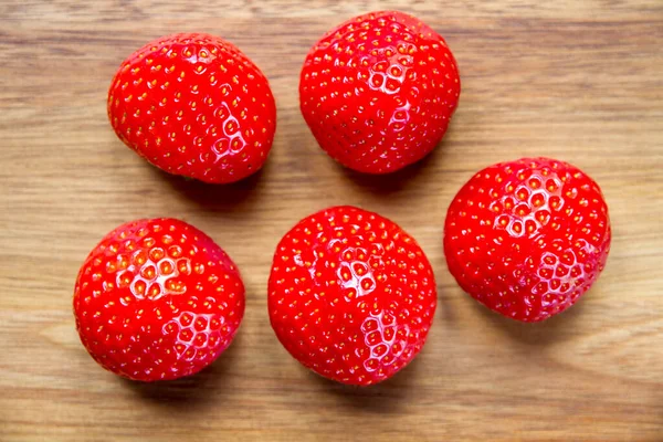 Strawberries Wooden Cutting Board Closeup View — Stock Photo, Image