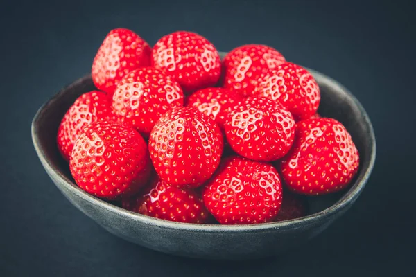 Φράουλες Ένα Μπολ Μαύρο Φόντο Γυρίσματα Στούντιο — Φωτογραφία Αρχείου