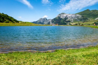 Grand-Bornand, Haute-savoie, Fransa 'daki Lac De La Cour ve Dağ manzarası