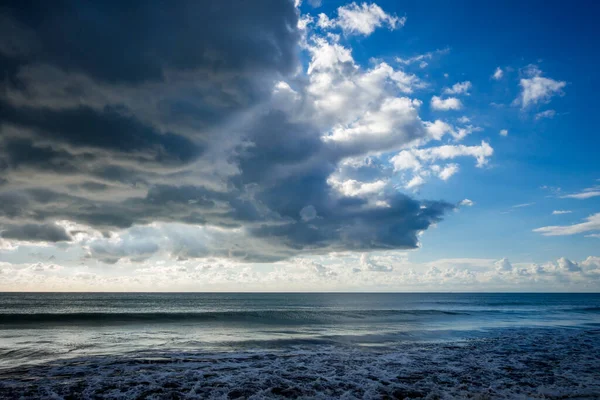 Gün Batımında Kumsaldan Güzel Bulutlu Deniz Manzarası — Stok fotoğraf