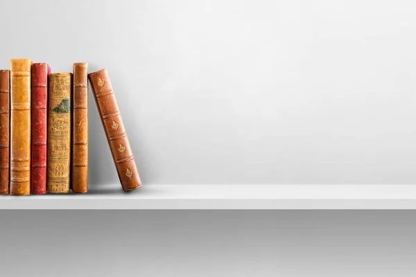 白い棚に古い本の行 水平背景 — ストック写真