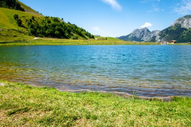 Grand-Bornand, Haute-savoie, Fransa 'daki Lac De La Cour ve Dağ manzarası