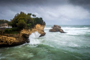 Fırtına sırasında Basta Kayası. Biarritz, Fransa