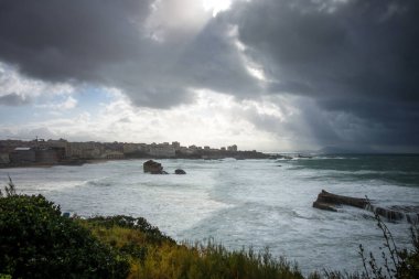 Fırtına sırasında Biarritz 'in sahil ve deniz kıyısında. panoramik manzara
