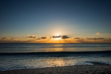 Gün batımında sahilden mükemmel bir deniz manzarası.