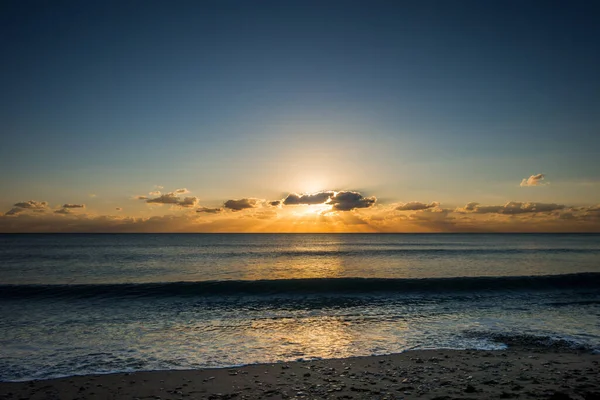 Gün batımında sahilden mükemmel bir deniz manzarası.
