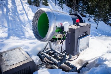 Bir kış kayak merkezinde kar silahı.