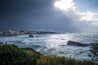 Fırtına sırasında Biarritz 'in sahil ve deniz kıyısında. panoramik manzara