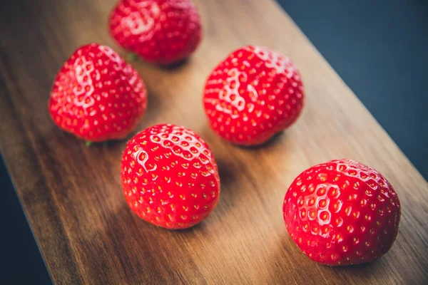 Fragole Tagliere Legno Fondo Nero — Foto Stock