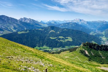 Dağlarda yamaç paraşütü uçuşları. Le Grand-Bornand, Haute-Savoie, Fransa