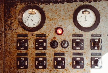 Balina fenerindeki eski paslı kontrol paneli Phare des baleines - Re Adası, Fransa