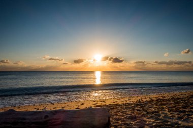 Gün batımında sahilden mükemmel bir deniz manzarası.