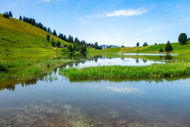 La Clusaz, Haute-savoie, Fransa 'da Kapalı Göl ve Dağ manzarası