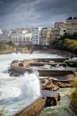 Fırtına sırasında Biarritz 'in sahil ve deniz kıyısında. panoramik manzara