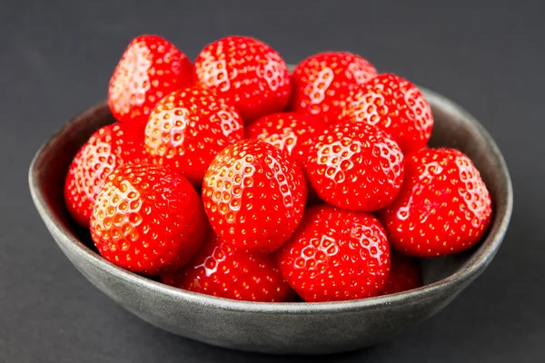 草莓在一个碗里 黑色背景 工作室拍摄 — 图库照片