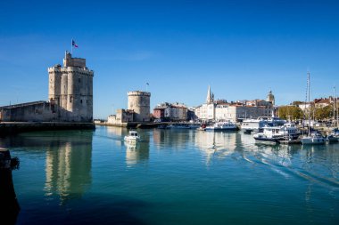 La Rochelle - Fransa - 27 Ekim 2021: Eski liman ve kuleler