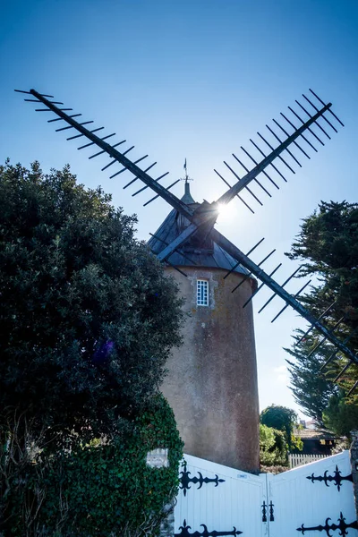 フランスのRe島にある古い伝統的な風車 — ストック写真