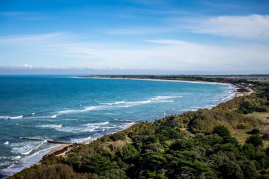 Fransa 'nın Re Adası' ndaki Balina Feneri 'nden sahil ve deniz manzarası