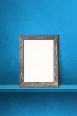 Mavi bir rafa yaslanmış ahşap resim çerçevesi. 3 boyutlu illüstrasyon. Boş model şablonu. Dikey arkaplan