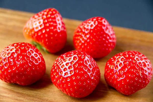 Fragole Tagliere Legno Fondo Nero — Foto Stock