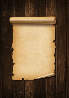 Eski ortaçağ kâğıtları. Parşömen parşömeni tahta arka planda izole edildi