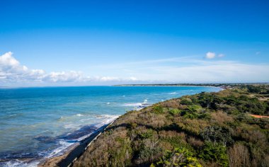 Fransa 'nın Re Adası' ndaki Balina Feneri 'nden sahil ve deniz manzarası