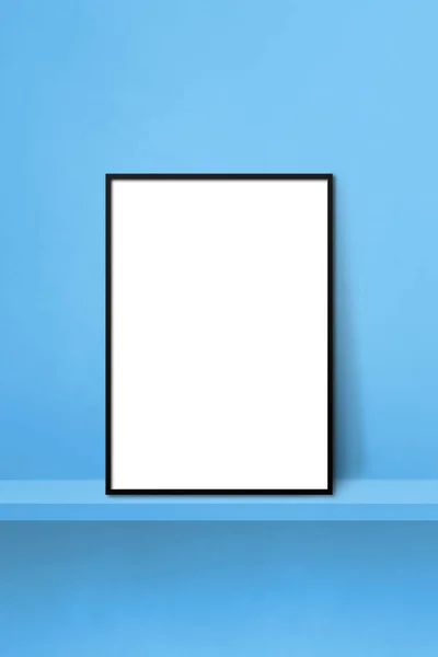 青い棚の上に黒い絵のフレームが傾いている 3Dイラスト ブランクモックアップテンプレート 縦の背景 — ストック写真
