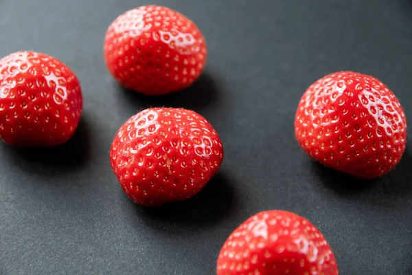 Erdbeeren Auf Schwarzem Tisch Studioaufnahmen — Stockfoto