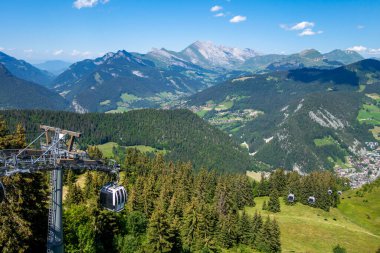 Gondol dağ manzarasında. La Clusaz, Haute-Savoie, Fransa