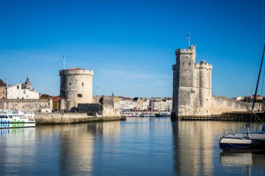 La Rochelle - Fransa - 27 Ekim 2021: Eski liman ve kuleler