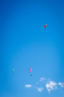 Dağlarda yamaç paraşütü uçuşları. Le Grand-Bornand, Haute-Savoie, Fransa