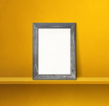 Sarı bir rafa yaslanmış ahşap resim çerçevesi. 3 boyutlu illüstrasyon. Boş model şablonu. Kare arkaplan