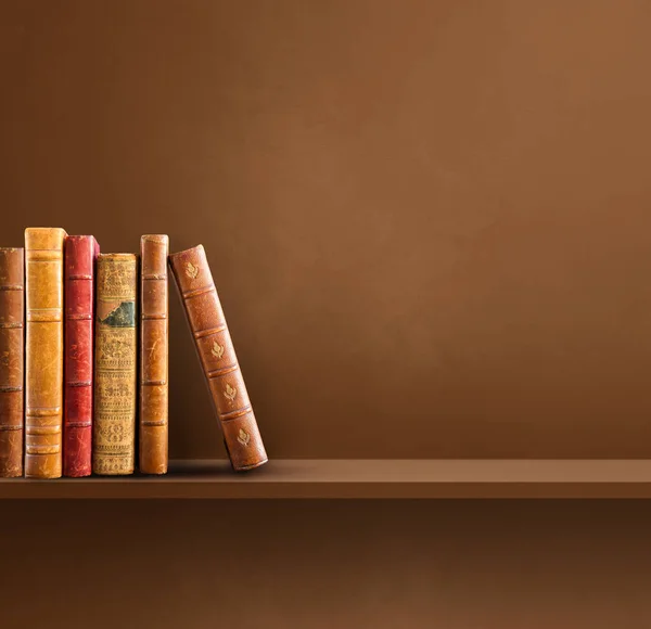 茶色の棚に古い本の行 スクエアシーンの背景 — ストック写真