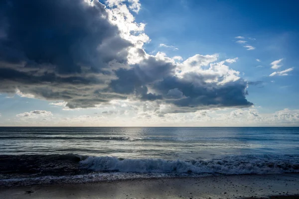 Prachtig Bewolkt Zeezicht Vanaf Een Strand Bij Zonsondergang — Stockfoto