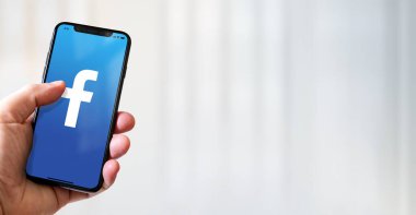 Paris - Fransa - 15 Mart 2022: Discord logolu iPhone akıllı telefonu. Yatay pankart. Yatay Pankart