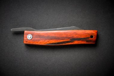 Geleneksel Japon higonokami çakısı siyah arka planda izole edilmiş.