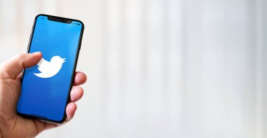  Paris - Fransa - 15 Mart 2022: Twitter logolu iPhone akıllı telefonu. Yatay Pankart