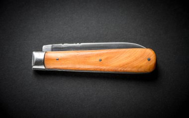 Siyah arka planda geleneksel ahşap çakı.