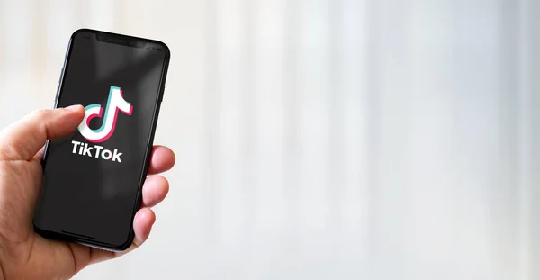 Paris Maret 2022 Tangan Memegang Iphone Dengan Logo Tiktok Spanduk — Stok Foto